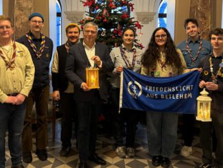 Ein Funke Mut: Friedenslicht im Rathaus an Pfadfinder übergeben