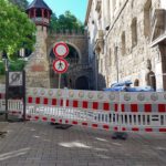 Fassadenschaden am Römertor führt zu Sperrungen von Straße und Zufahrt