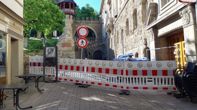 Fassadenschaden am Römertor führt zu Sperrungen von Straße und Zufahrt