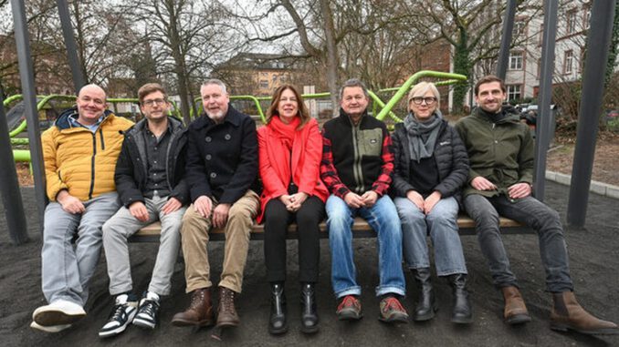 Große Hollywoodschaukel auf dem Schulberg soll Aufenthaltsqualität stärken