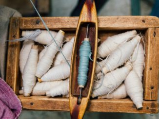 Handspindeln lernen: Fadenziehen aus Schafwolle in der Fasanerie