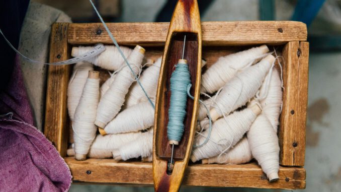 Handspindeln lernen: Fadenziehen aus Schafwolle in der Fasanerie Handspindeln lernen: Fadenziehen aus Schafwolle in der Fasanerie