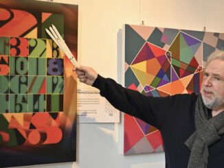 Mathematische Formen und kräftige Farben: Ausstellung von Jürgen Felger im Rathausfoyer