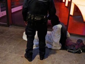 Nächtliche Streifen verteilen heißen Tee an Menschen ohne festen Wohnsitz in Wiesbaden