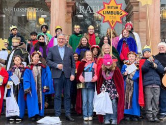 Sternsinger bringen Segen ins Rathaus und thematisieren Kinderarbeit