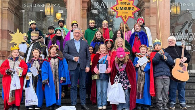 Sternsinger bringen Segen ins Rathaus und thematisieren Kinderarbeit