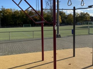 Wiesbaden ergänzt Sportplatz Amöneburg um Calisthenics Anlage und Basketballkorb